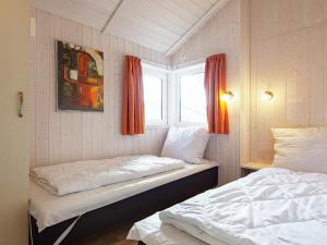 格洛米茨Three-Bedroom Holiday home in Grömitz 13的带2张床的带窗户和2张床的客房