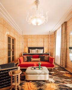 奥斯陆Sommerro的客厅配有红色沙发和吊灯
