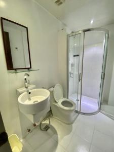 长滩岛Emerald Bay Boracay的浴室配有卫生间、盥洗盆和淋浴。