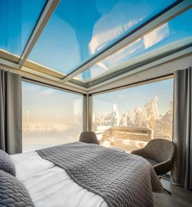 HyrynsalmiUkkohalla Sky Cabin Glass Suite的卧室设有山景大窗户