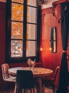 尼姆劳亚尔酒店的一间带桌子和窗户的用餐室