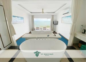 头顿SV Boutique Resort的海景客房内的浴缸