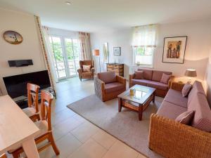 奥斯赛拜-塞林Villa Annika - Apt. 05的客厅配有沙发、椅子和桌子