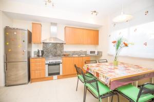 罗列特海岸Precioso apartamento con piscina y jardín propio的厨房配有桌椅和冰箱。