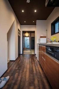 京都久宿　琉璃子的厨房铺有木地板,配有台面