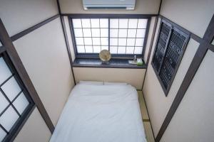 京都久宿　琉璃子的小房间设有床和2个窗户