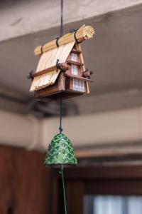 京都久宿　琉璃子的悬挂在天花板上的木玩具船