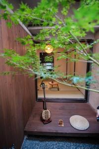 京都久宿　琉璃子的享有带桌子和镜子的客房的景致
