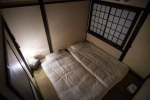 京都久宿　琉璃子的一张小床,位于客房的角落