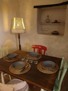 蒙塞尼Ca l'Agnès的木桌,带盘子和玻璃杯,灯