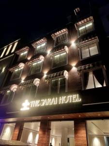 斋浦尔The Sarai, Hotel的夜间标有标志的酒店大楼