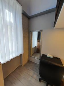 德布勒森Belvárosi Exkluzív Loft的一间空房间,配有镜子和书桌
