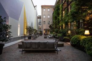 米兰萨沃纳18号套房的城市里一张沙发的砖砌走道