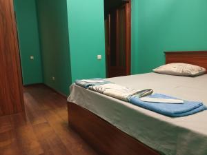 SolakOrran Hotel and Resort的一间卧室配有一张蓝色墙壁的床