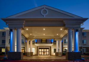 贝瑟尼俄克拉何马州贝瑟尼市智选假日套房酒店的建筑正面景色,有柱子
