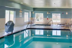 贝瑟尼俄克拉何马州贝瑟尼市智选假日套房酒店的一座水中游泳池