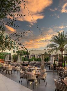 艾恩艾因罗塔纳酒店的一个带桌椅的庭院,享有日落美景