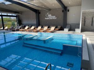 季米特洛夫格勒SPA Kompleks Raiski Kat的大楼内带椅子的大型游泳池