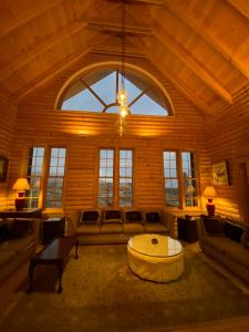 阿尔·阿尔兹Chalet de Charme, Cedar, Lebanon, ENTIRE CHALET的带沙发和桌子的大客厅