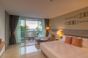 奥南海滩Centara Ao Nang Beach Resort & Spa Krabi - SHA Plus的酒店客房设有一张床和一个阳台。