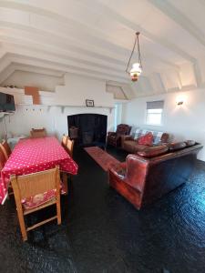 CorrofinCorofin Lake Cottages的客厅配有桌子和沙发