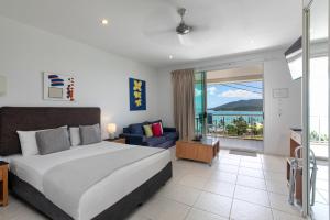 埃尔利海滩艾尔利海滩水景酒店的一间卧室配有一张床,享有海景
