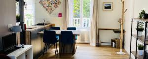 佩罗斯-吉雷克CLINT HOUSE - Appartement "l'Île aux Moines"的一间厨房,内设一张桌子和蓝色的椅子