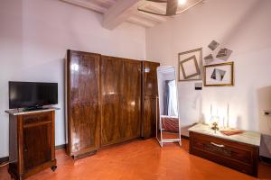 泰里乔拉Angolo Della cei的客房设有大型木制橱柜和电视。