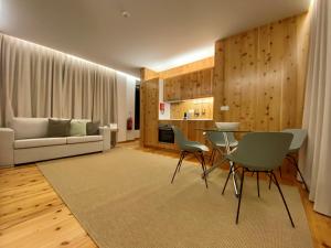 卡罗拉Nature & Sea - Casa Vinhateira East Duplex的客厅配有桌椅和沙发