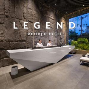 岘港LEGEND Boutique Hotel的豪华酒店前方的大型白色浴缸