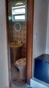 卢米亚鲁米尔波尔特山林小屋的一间带卫生间和水槽的小浴室
