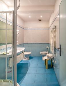 马尔米堡Raffaelli Villino Limoni的浴室设有2个水槽和2个卫生间