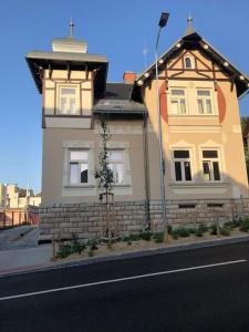 尼萨河畔亚布洛内茨Vila se zahradou a s parkováním v ceně的街道边的建筑物