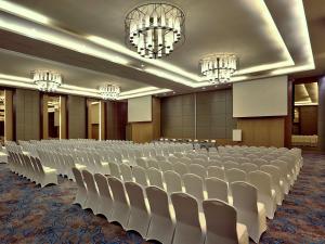 塞尔蓬塞尔彭阿拉姆舒特拉美居酒店的大型会议室设有白色椅子和吊灯