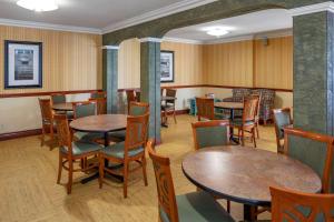 普拉森普拉岑提亚阿娜赫姆富力顿品质酒店的用餐室配有桌椅