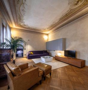 梅斯特Villa Moro Lin Design Apartments的带沙发和电视的客厅