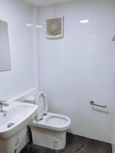大城ปรุงสุข的白色的浴室设有卫生间和水槽。
