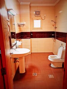 延布Taraf Yanbu 2的一间带水槽和卫生间的浴室