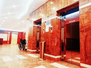 延布Taraf Yanbu 2的大厅,有一辆摩托车停在大楼里