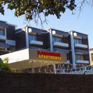 哈拉雷R Executive Apartments的带有读取公寓标志的建筑
