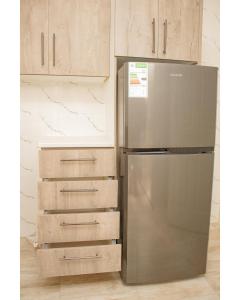 哈拉雷R Executive Apartments的带木柜的厨房内的不锈钢冰箱