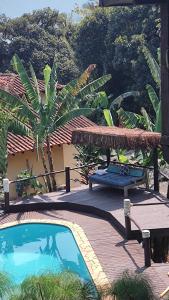 伊利亚贝拉阿连特茹坎庭霍度假屋的房屋旁的一个带桌子和长凳的游泳池