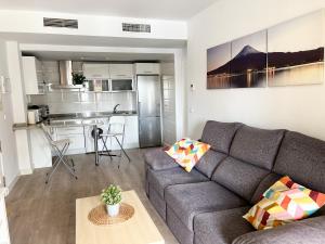 托雷德尔马尔Apartamento Narváez- Altos Del Tomillar的带沙发的客厅和厨房