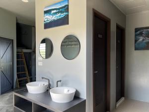 Shang-fu-ts'unSleep&Go小琉球背包房的浴室设有2个水槽和2个镜子
