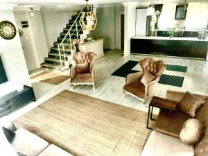 Taşolukforest villa-2, 5 minutes from Istanbul airport的带沙发和椅子的客厅以及楼梯。