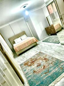 Taşolukforest villa-2, 5 minutes from Istanbul airport的卧室配有一张床,地板上铺有2个地毯。