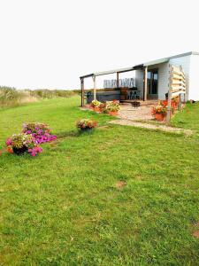 Beautiful Wooden tiny house, Glamping cabin with hot tub 3外面的花园