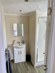 费尔顿Unwind@36 Lodge的一间带水槽和镜子的浴室