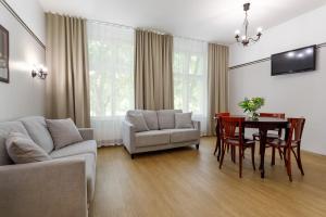 派尔努阔杜拉公园酒店的客厅配有沙发和桌椅