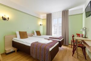 派尔努阔杜拉公园酒店的酒店客房配有两张床和一张书桌
